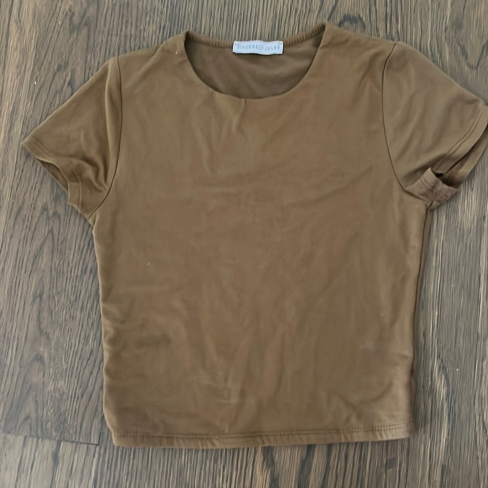 brown t shirt